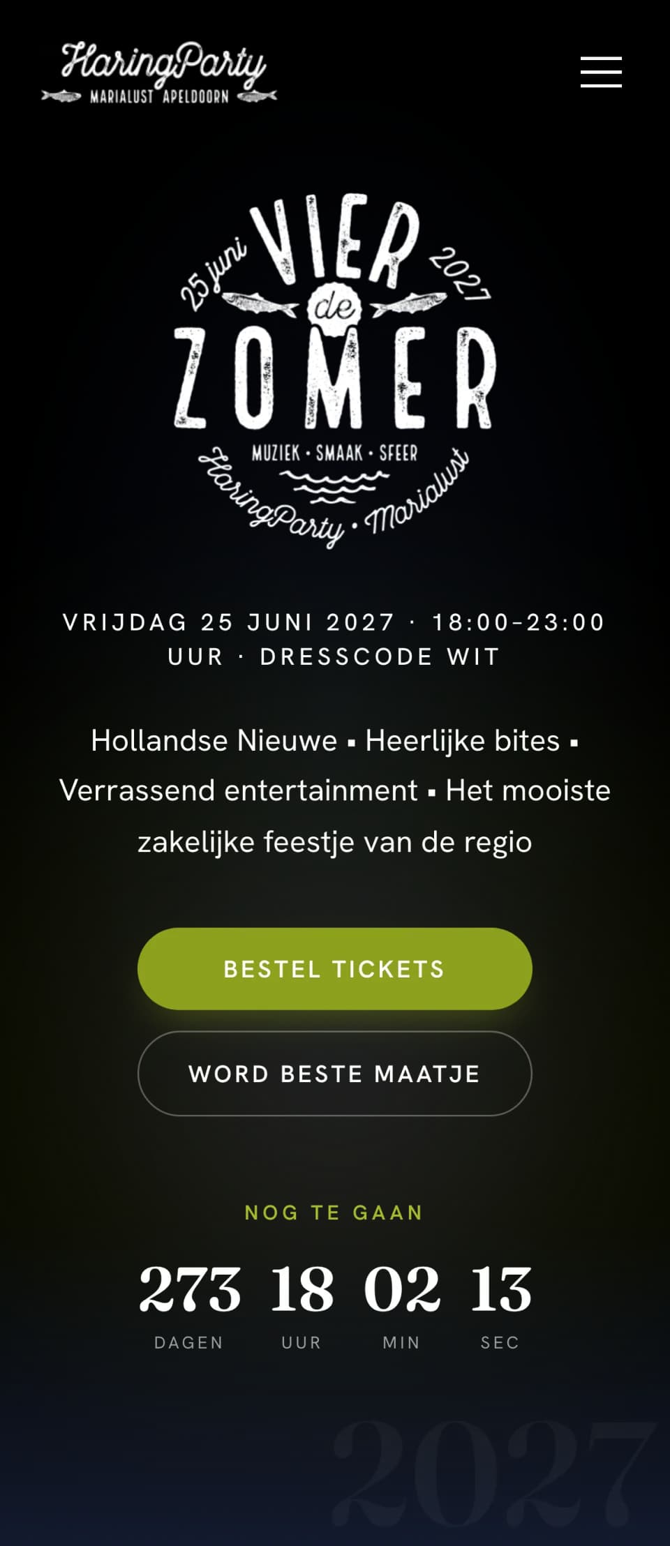 Hero van HaringParty Apeldoorn 2027: een gast in het wit op een zomerse borrel, met het logo Vier de Zomer eroverheen en een aftelklok eronder.