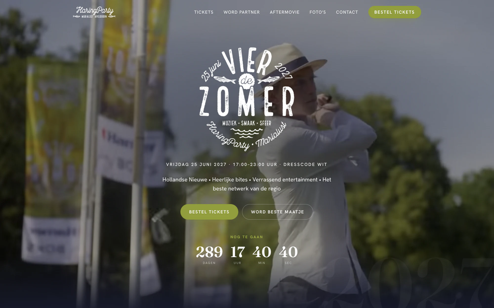 Hero van HaringParty Apeldoorn 2027: een gast in het wit op een zomerse borrel, met het logo Vier de Zomer eroverheen en een aftelklok eronder.