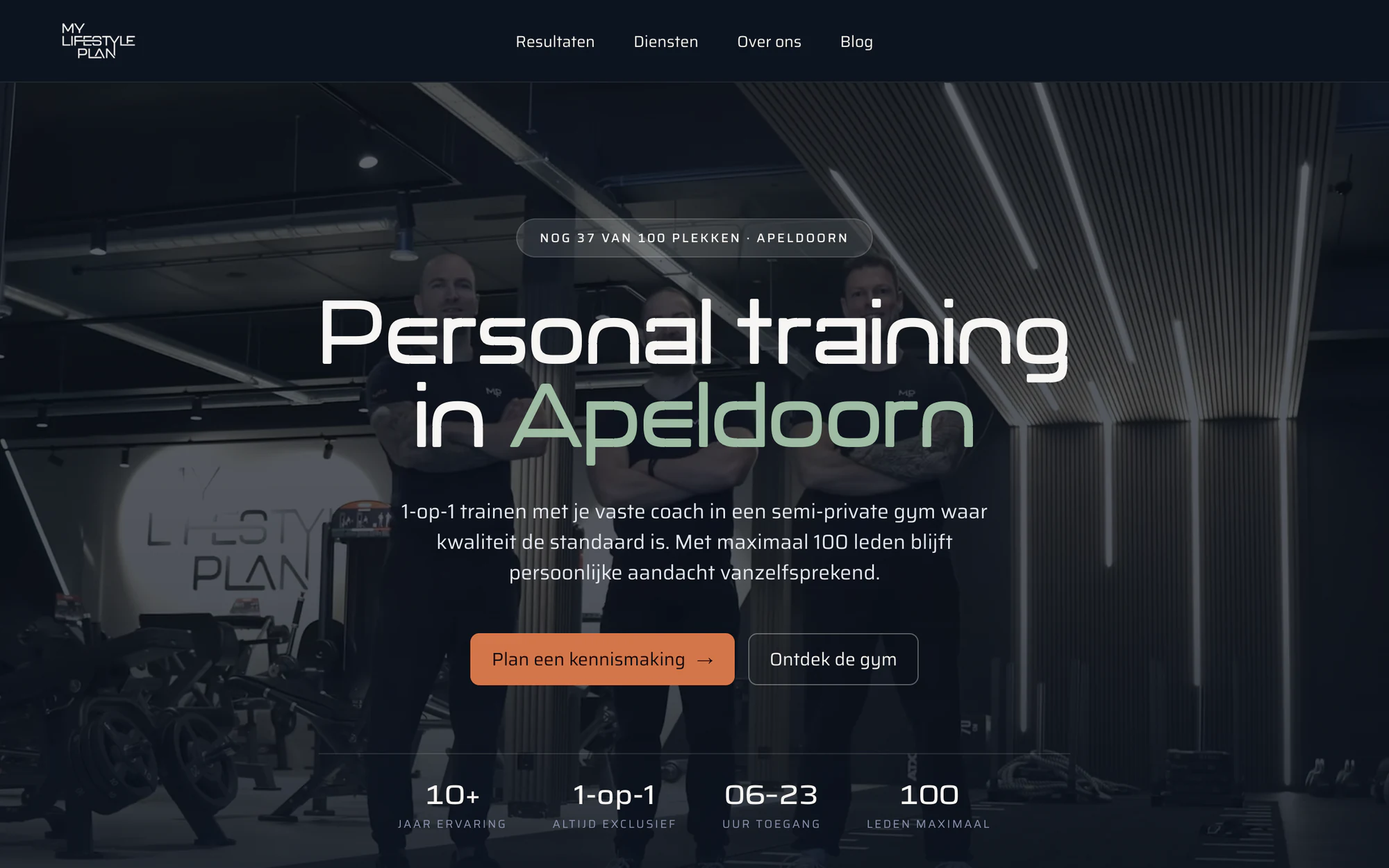 Hero van My Lifestyle Plan: donkere sportschoolfoto met daarover de kop Personal training in Apeldoorn, en onderaan nog 37 van 100 plekken vrij.